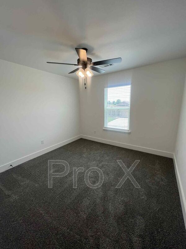 Building Photo - 1601 White Oak Dr