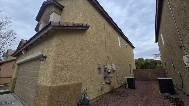 Building Photo - 5205 El Castano Ave