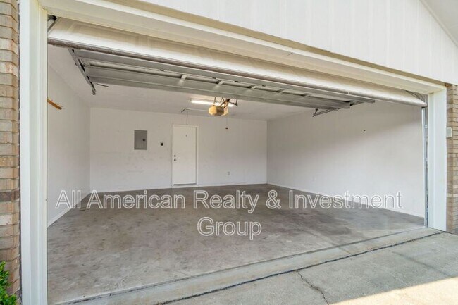 Building Photo - 502 Krest Dr