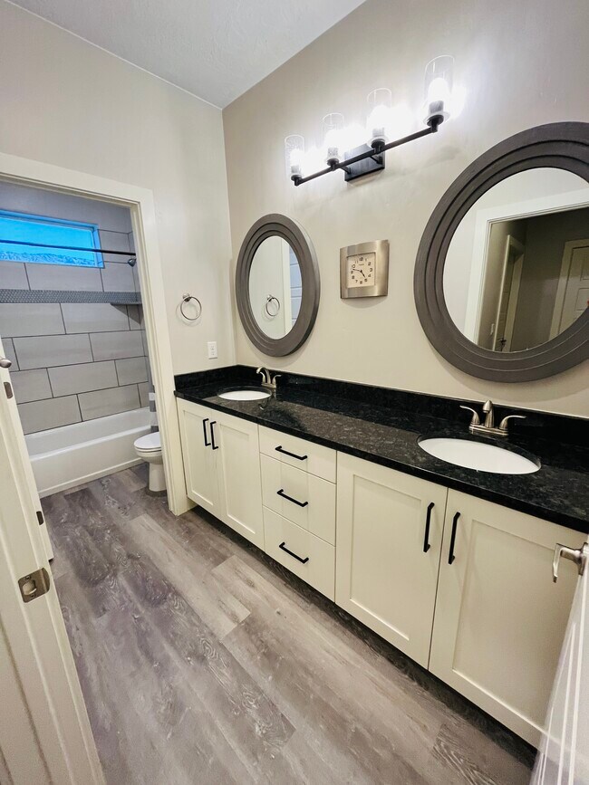 Building Photo - 2721 Hazel Dr