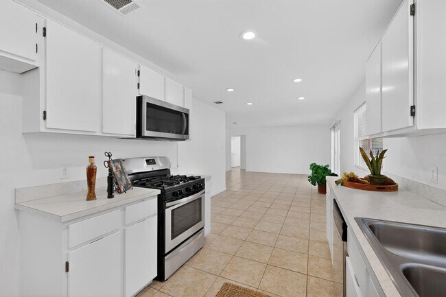 Building Photo - 7200 Barnsdale Way