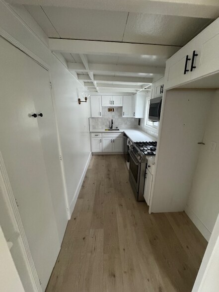 Building Photo - 320 7th St