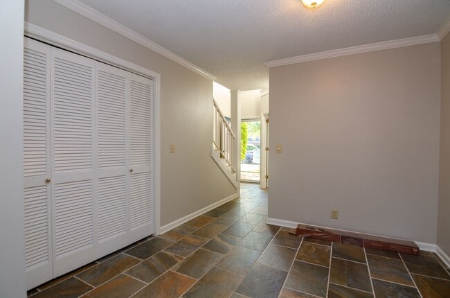 Building Photo - 313 Yorkshire Cir
