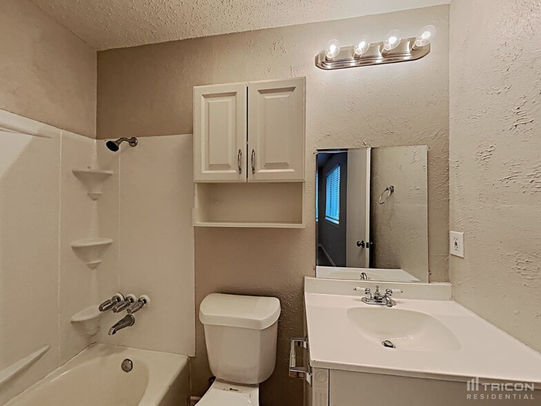Building Photo - 8620 Santa Clara Dr