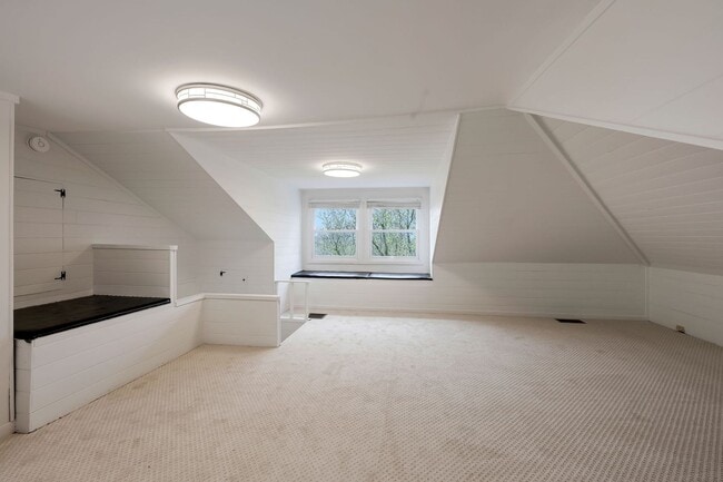 Building Photo - Awesome 3BE/2BA ranch style home in the We...