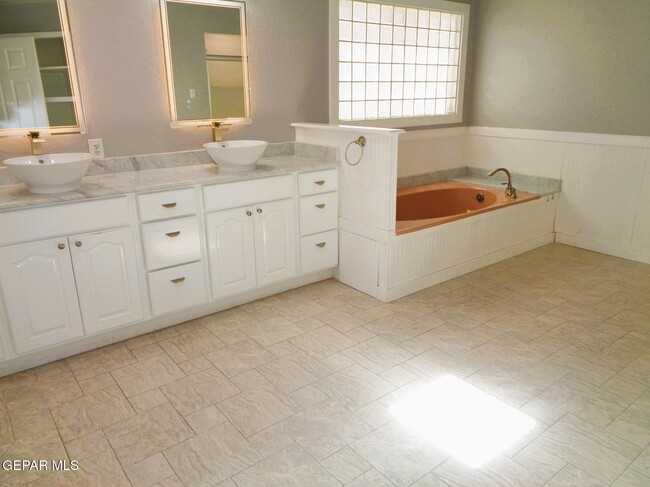 Building Photo - 2120 Greenlee Dr
