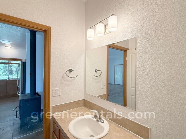 Building Photo - Spacious 2BR/2BA Rambler in Tumwater