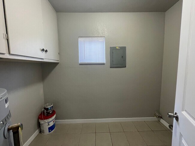 Building Photo - P0089 - 601-603 Woodstock