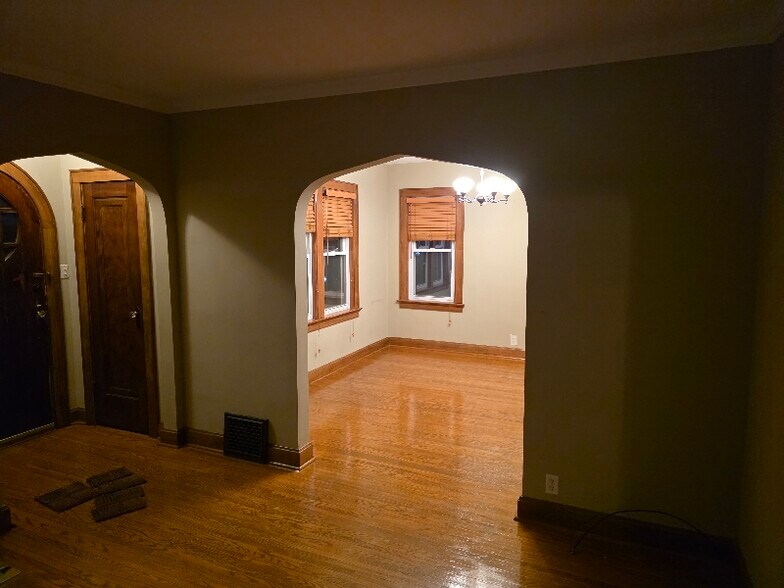 Building Photo - 727 S Rotherwood Ave