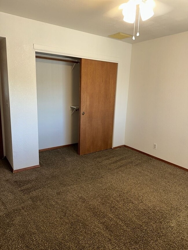 Building Photo - Unfurnished Full Time