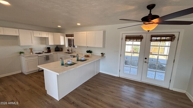 Building Photo - 1000 W Elna Rae St