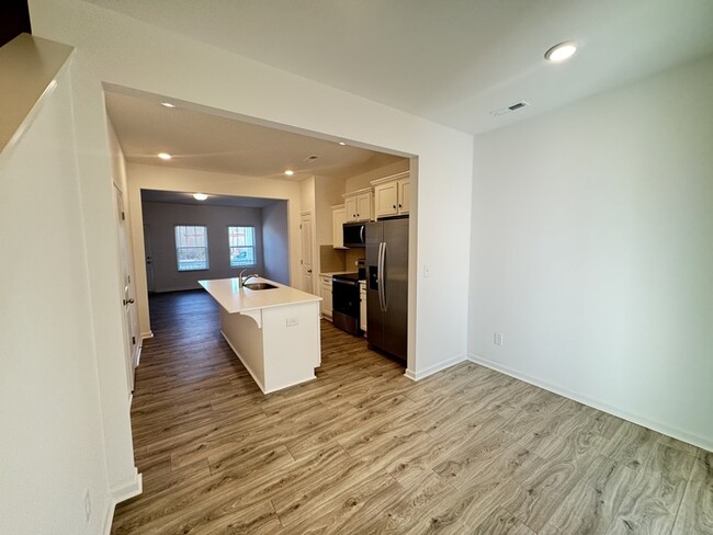 Building Photo - Two bedroom 2 1/2 bath townhome covered fr...