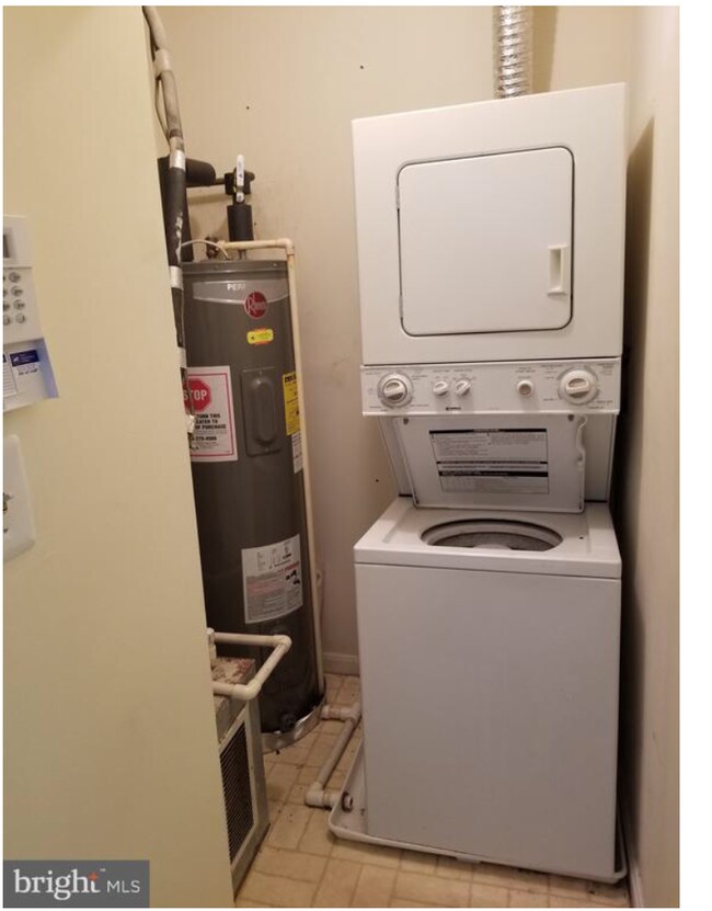 Building Photo - 1649 Carriage House Ter