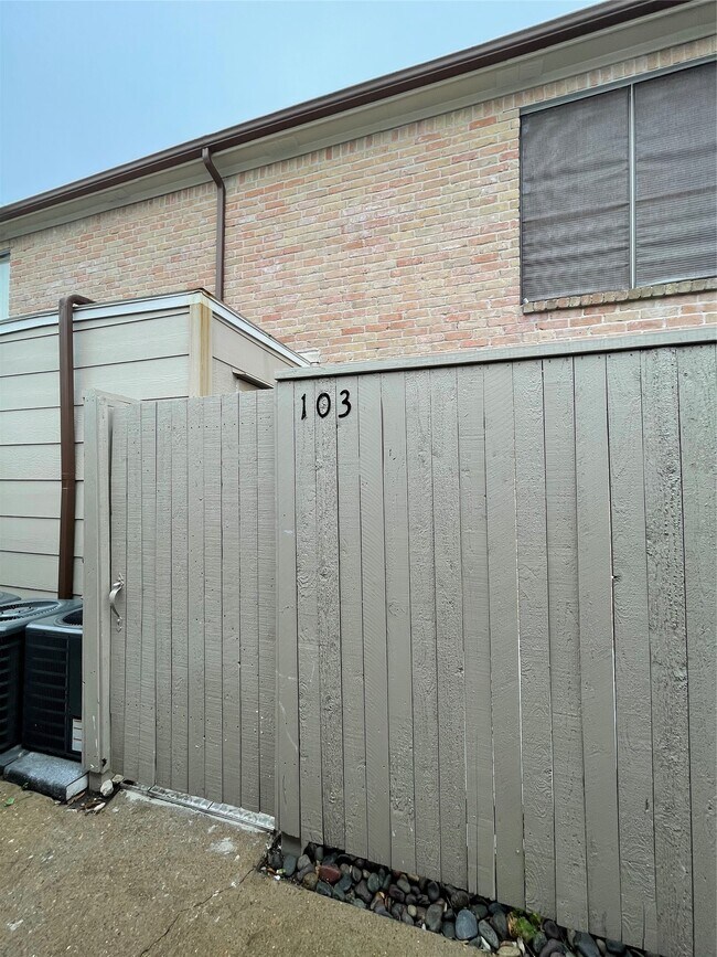 Building Photo - 2120 Wilcrest Dr