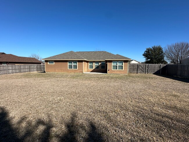 Building Photo - Spacious 4 bedroom 2 bath home in Gainesvi...