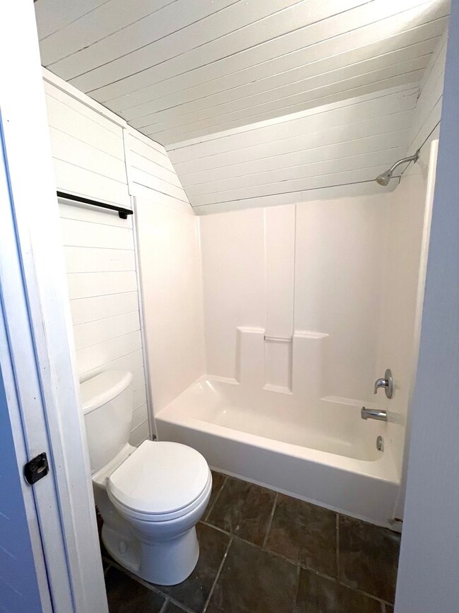 Building Photo - Large home on corner lot in great north si...