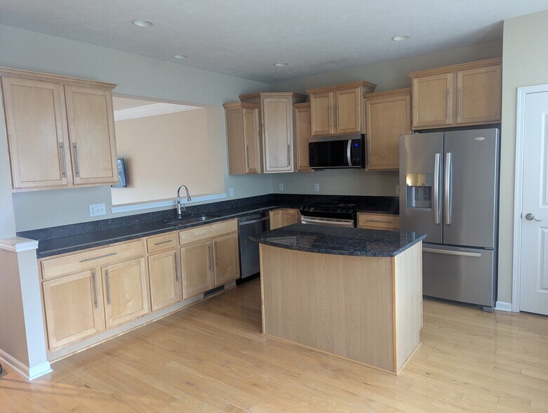 Spacious kitchen with granite countertops and a pantry - 6465 Park Pointe Ct