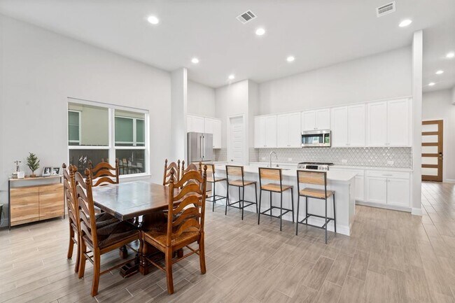 Building Photo - 601 C-Bar Ranch Trl