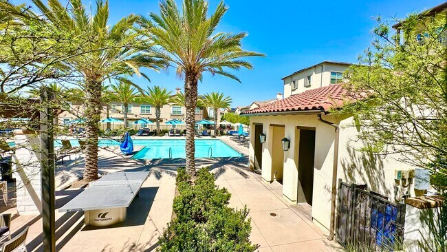 Building Photo - Beautiful "Model" Show Townhome in the Gat...