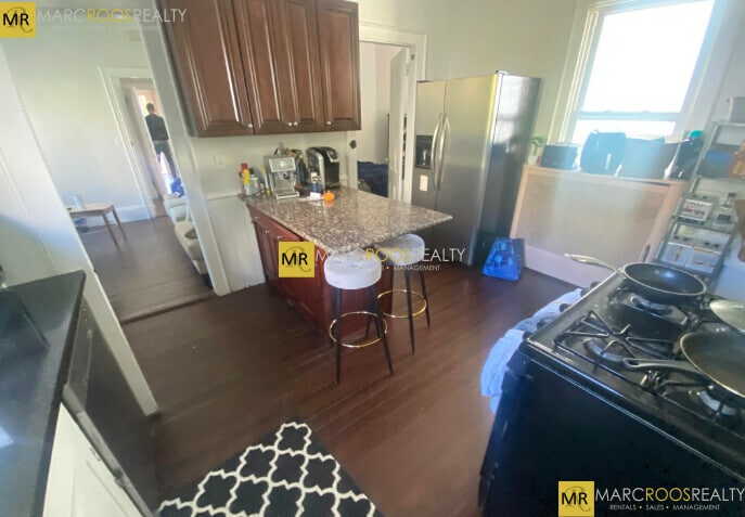 Building Photo - 70 Curtis St