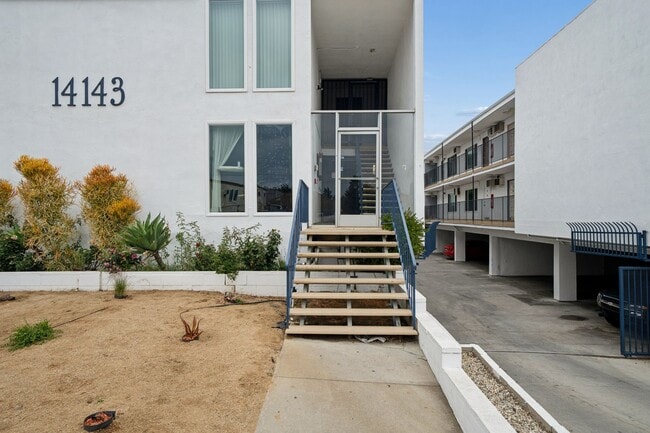 Building Photo - 2 bed 1 Bath Available Now