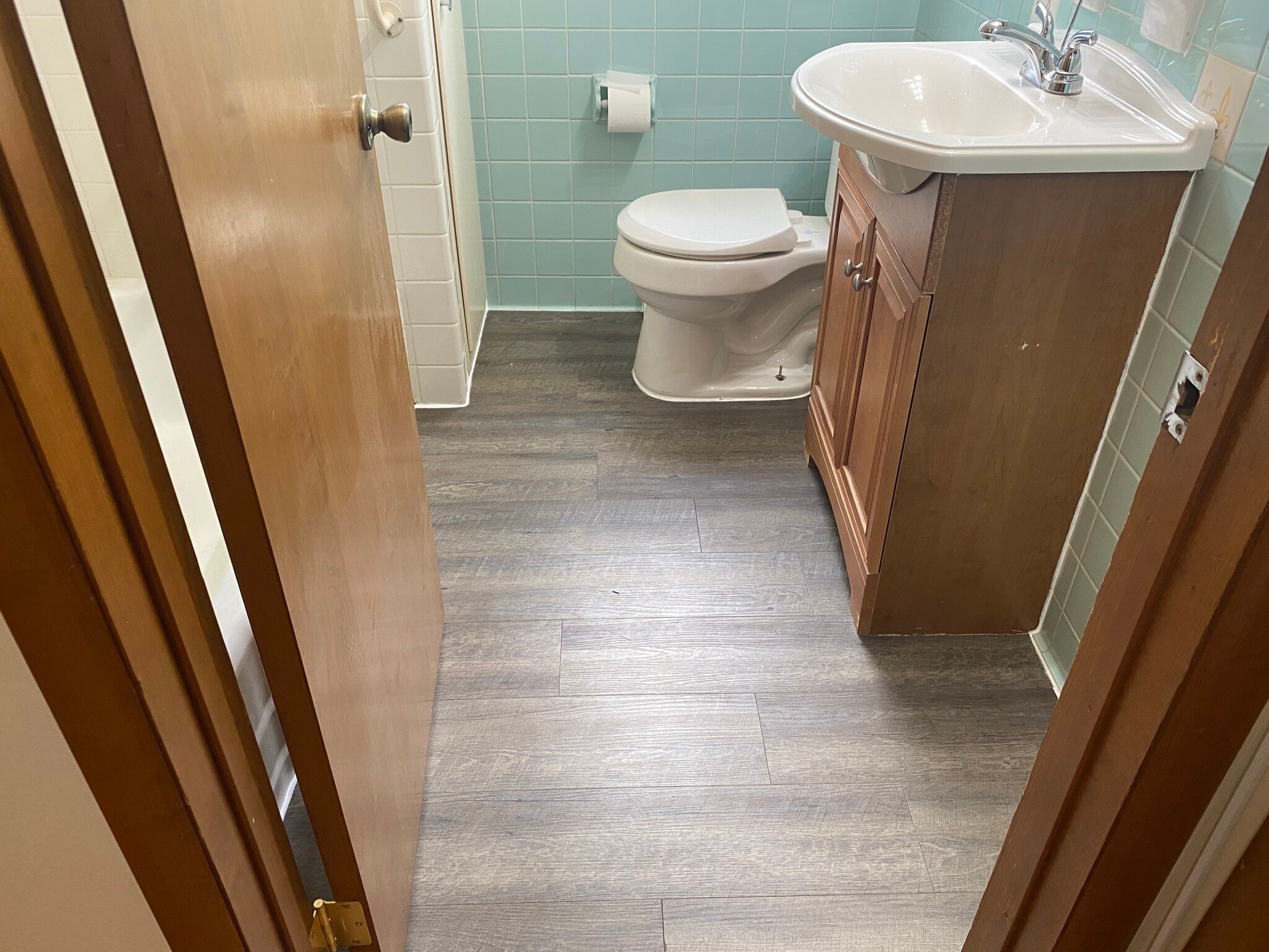 Full bath with new flooring - 3933 Clareridge Dr