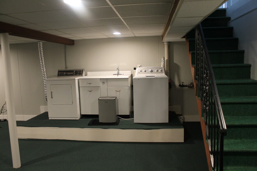 Building Photo - 121 S Main St