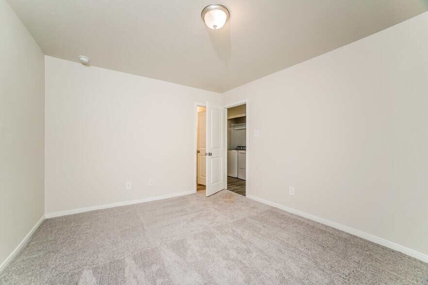 Building Photo - 15645 Briar Forest Dr