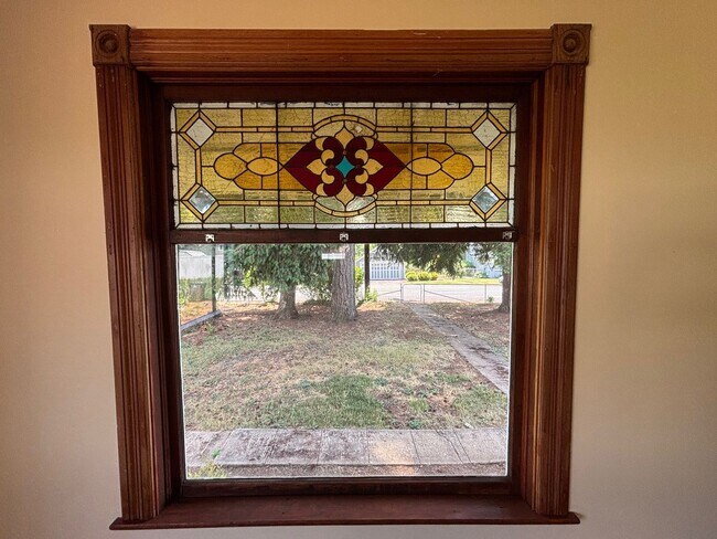 Building Photo - Charming Historic 4-bd Home for Rent – Ful...
