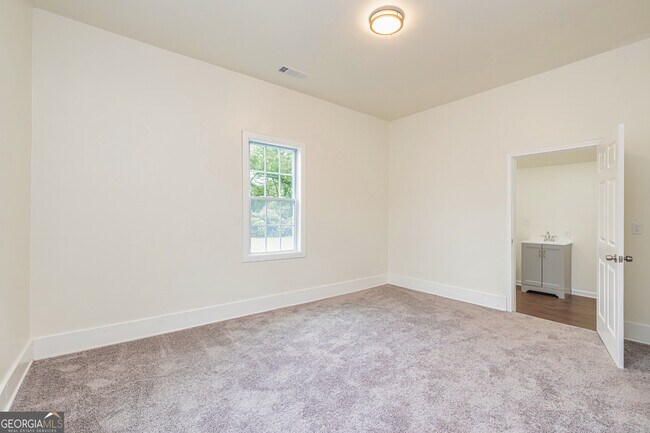 Building Photo - 6 W Oak St