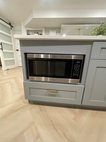Full-size microwave - 656 E 50th Pl