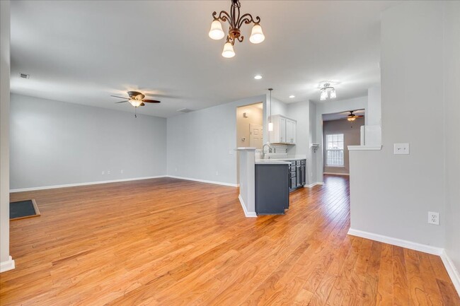 Building Photo - Fabulous 3 bedroom 2.5 bath townhome in Au...