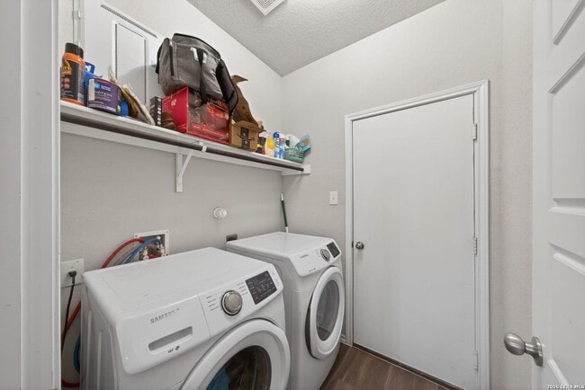 Building Photo - 4 Bedroom/2.5 Bath Summerhill Subdivision