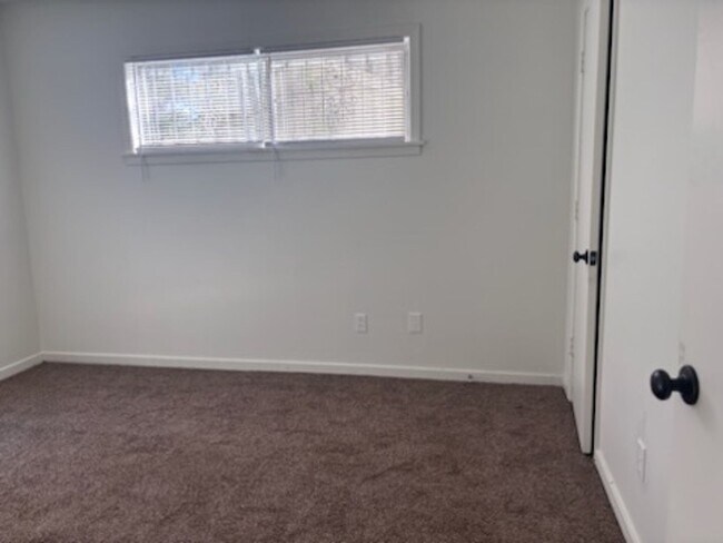 Building Photo - 3715 Skyline Dr