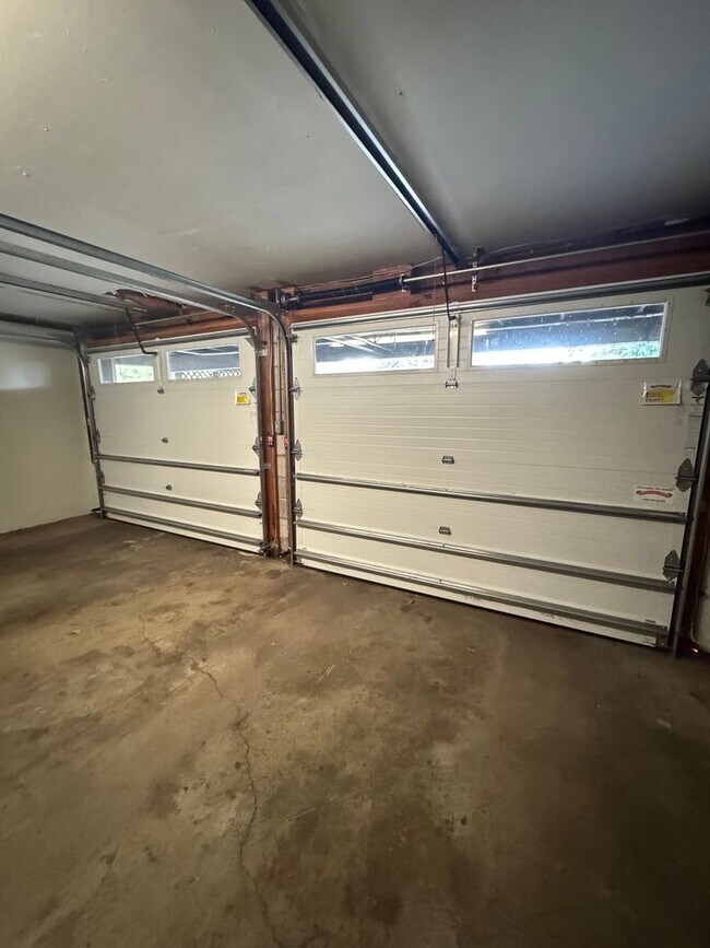 Building Photo - 3 Bdrm, 3 Bath home in Lynnewood with Gourmet Kitchen, 3 miles to Sky Lakes Medical Ctr and OIT