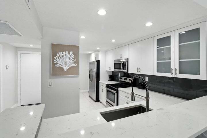 Building Photo - 6 Royal Palm Way