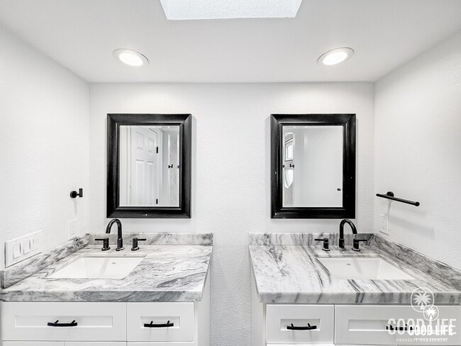 Building Photo - Modern Coastal Property In Gated Encinitas Community | 3BD/2.5BA w/Garage