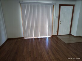 Building Photo - 434 Meadow Green Ln