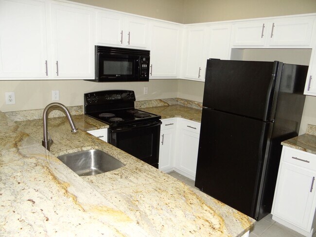 Building Photo - 3b / 2.5 bath  townhome in gated community
