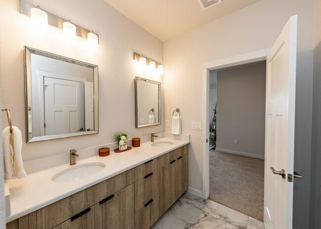 Building Photo - 3 Bedroom End Unit Luxury Townhome in Moun...