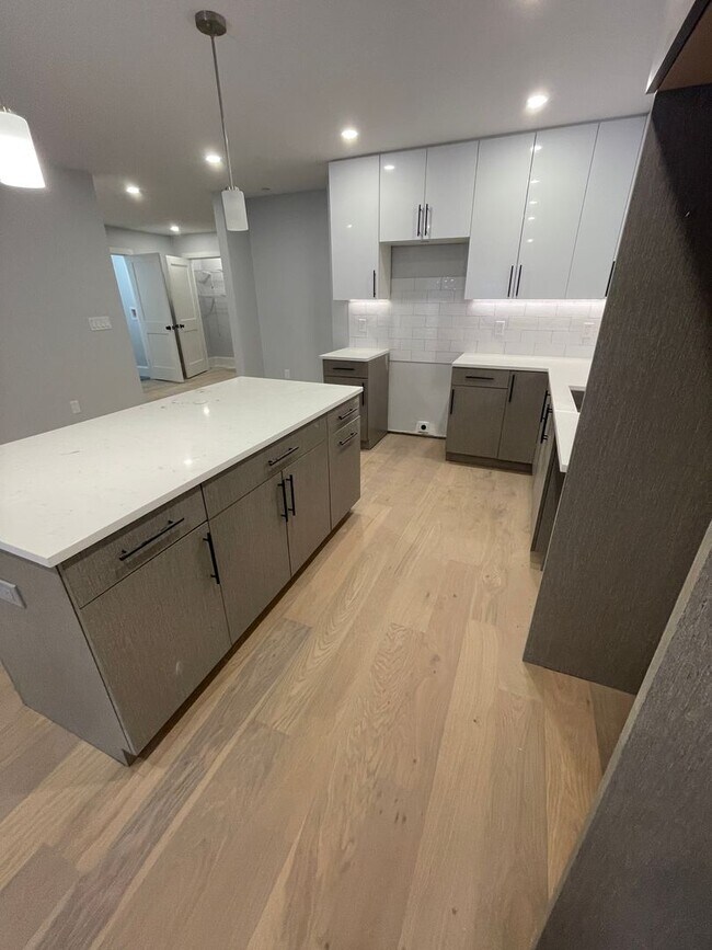Building Photo - New Modern Elevator Building with Garage P...