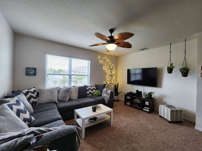 Building Photo - Beautifully 4-Bedroom, 2-Bath house in Lak...