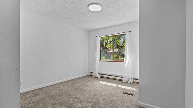 Building Photo - Spacious Home for Rent in Glenwood Springs – Great Location, No HOA!
