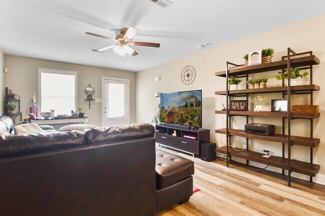Building Photo - Pet Friendly Three Bedroom!