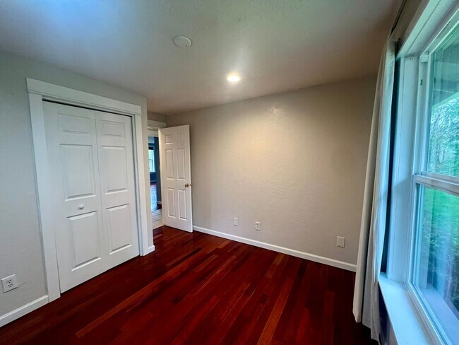 Building Photo - Private Westside 3 BD+Den