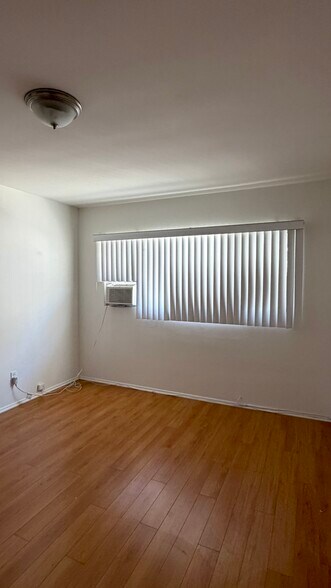 Building Photo - 260 S Sycamore Ave