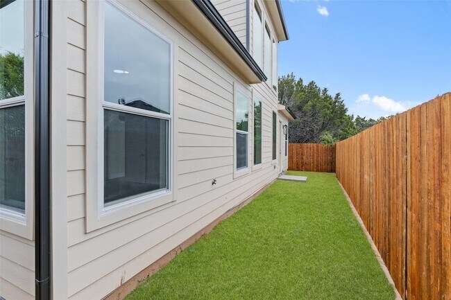 Building Photo - 5702 Barkridge Dr
