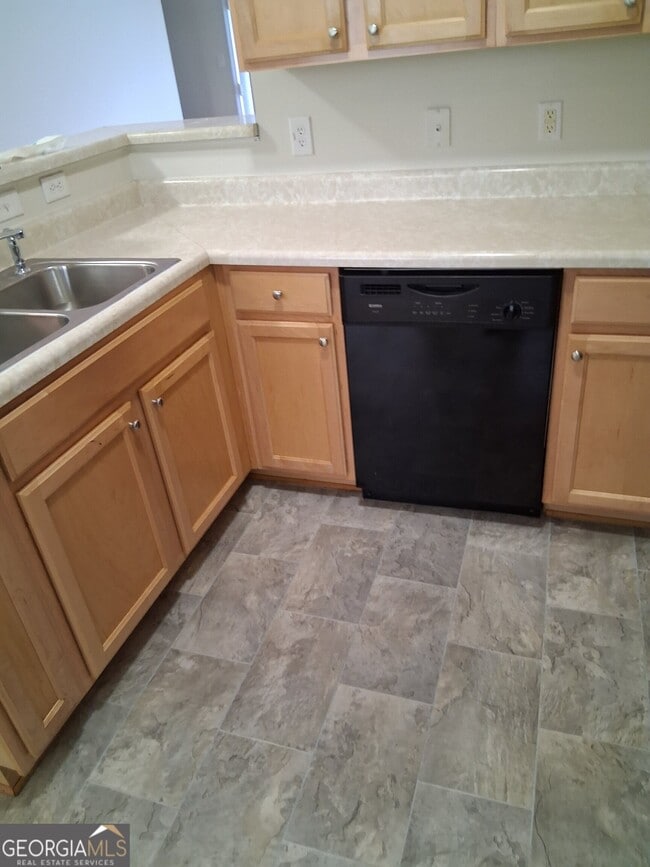 Building Photo - 6208 Ellenwood Dr