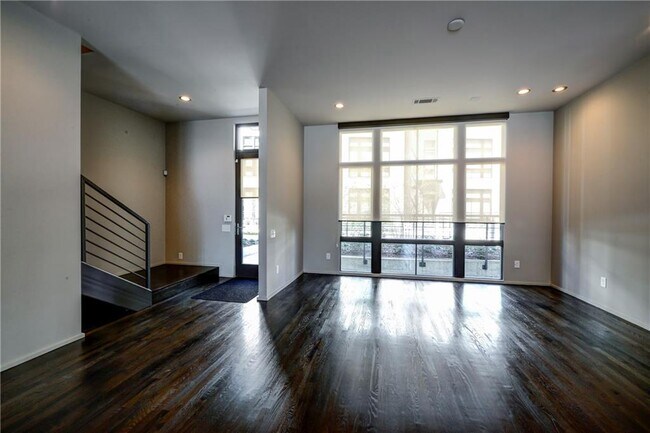 Building Photo - 721 Longleaf Dr NE