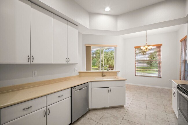 Building Photo - Beautiful Townhome in Laguna lakes 3 bedro...